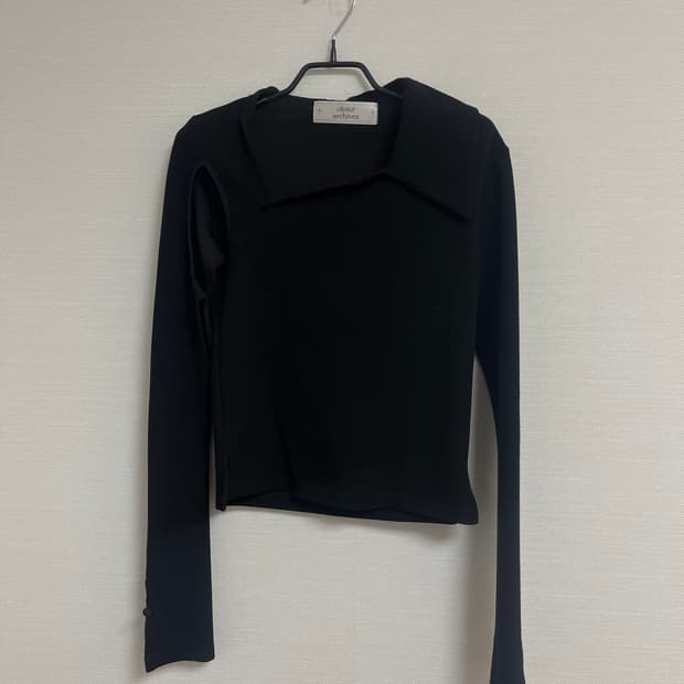 elfelfelf 컷아웃 긴팔 티셔츠