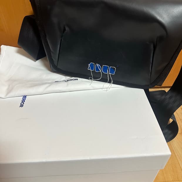 아더에러 트레이스 애드모어 크로스바디백 블랙