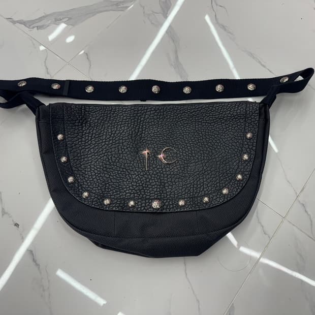 •THUG CLUB 떠그클럽 드래곤 메신저백 