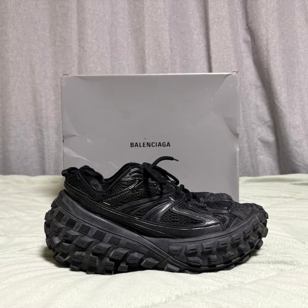 발렌시아가 디펜더 42 블랙