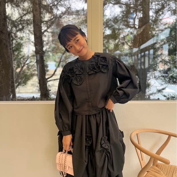 로지몬스터 꽃장식 블라우스 세트업 