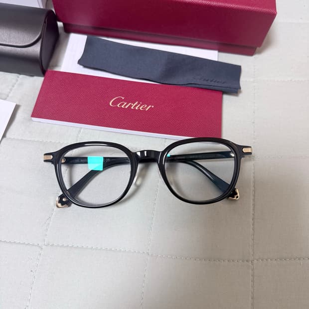 25년식 까르띠에 뿔테안경