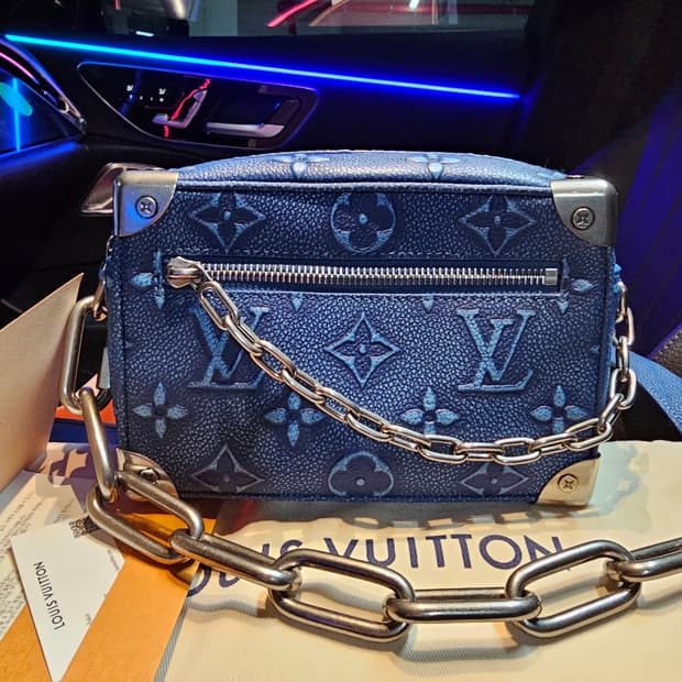 루이비통 버질아블로 토리옹 엠보싱 미니 소프트 트렁크 크로스백