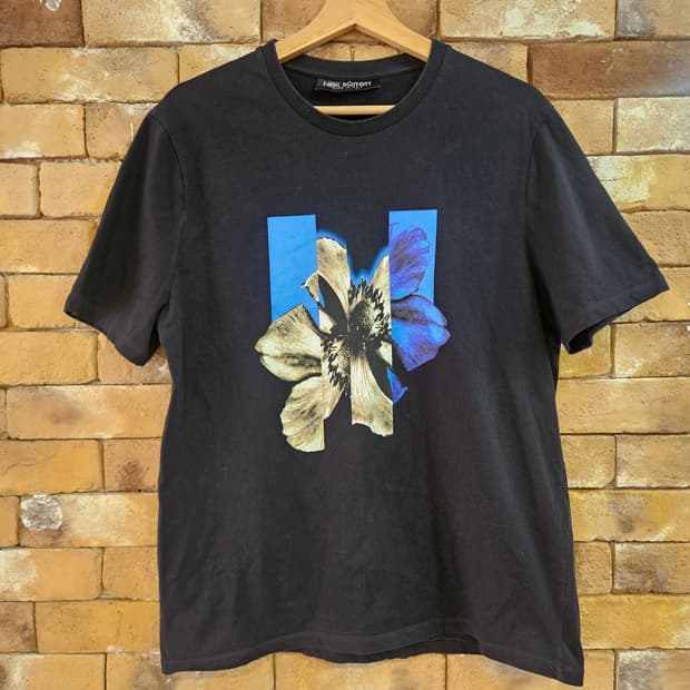 닐바렛 블랙 플라워 프린팅 반팔 티셔츠