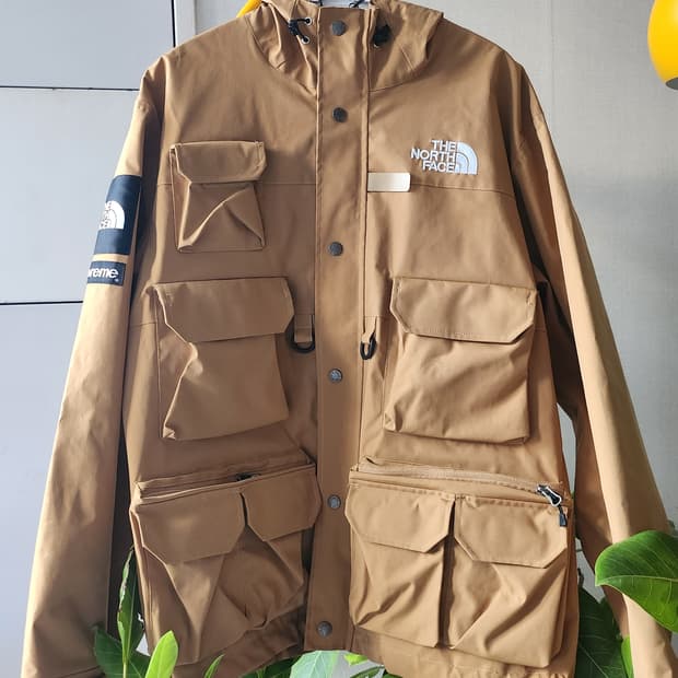 슈프림 x 노스페이스 카고 자켓 골드 - 20SS