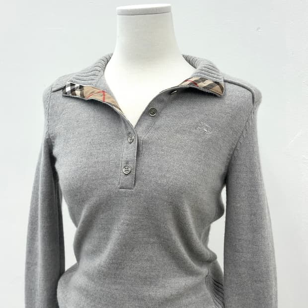 버버리 기마로고 그레이 버튼 카라 울 니트