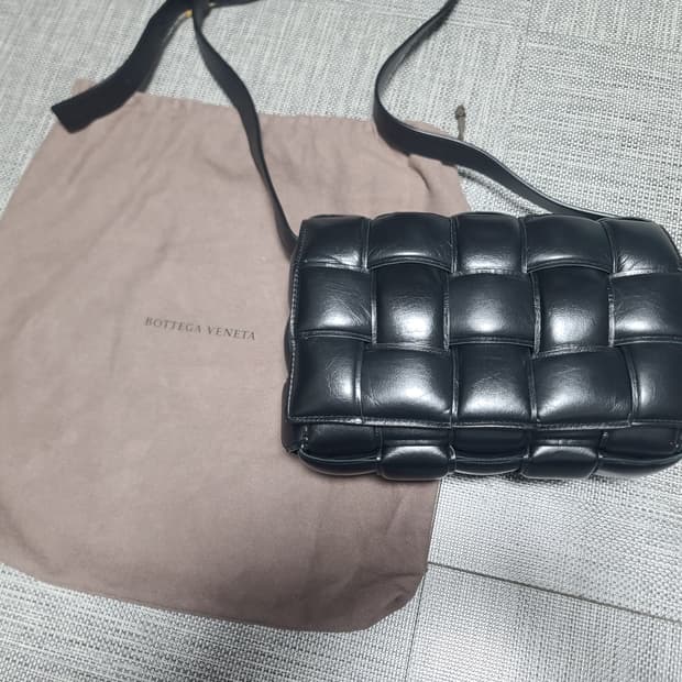 보테가베네타 패딩백 블랙 골드 크로스백