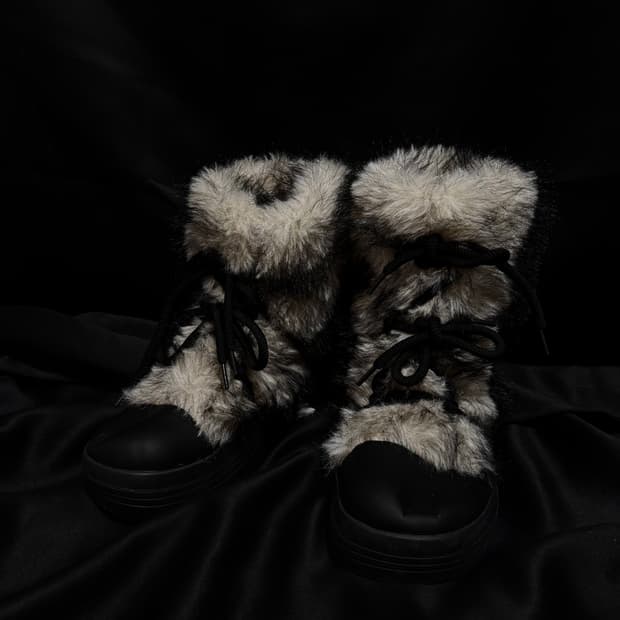 “Unknown” white Fur Detail Boots