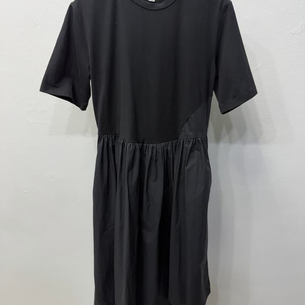 정품) COS 코스 신형 블랙 셔링 반팔 원피스 XS