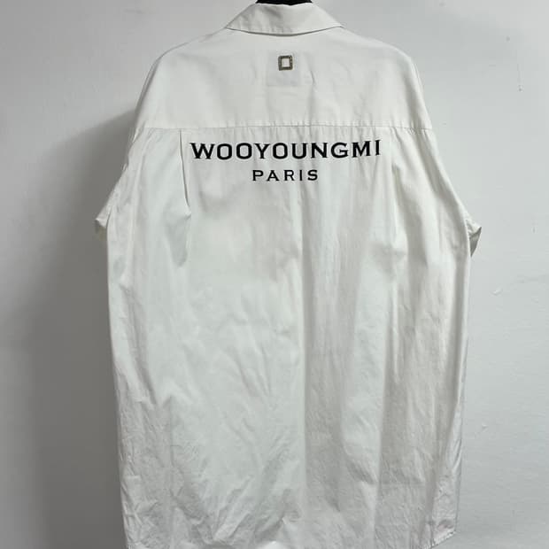 20s 우영미 백로고 숏슬리브 셔츠 (on.213)  