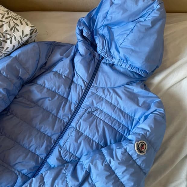 몽클레어 풀라오 패딩 스카이