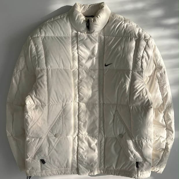 [L] 나이키 00s 솔로 스우시 다운 푸퍼 패딩 자켓