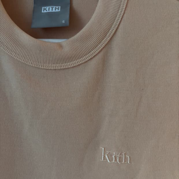 kith 피치색 립 크롭 티