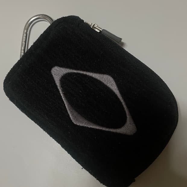 미스치프 롬버스 카라비너 미니 파우치 차콜