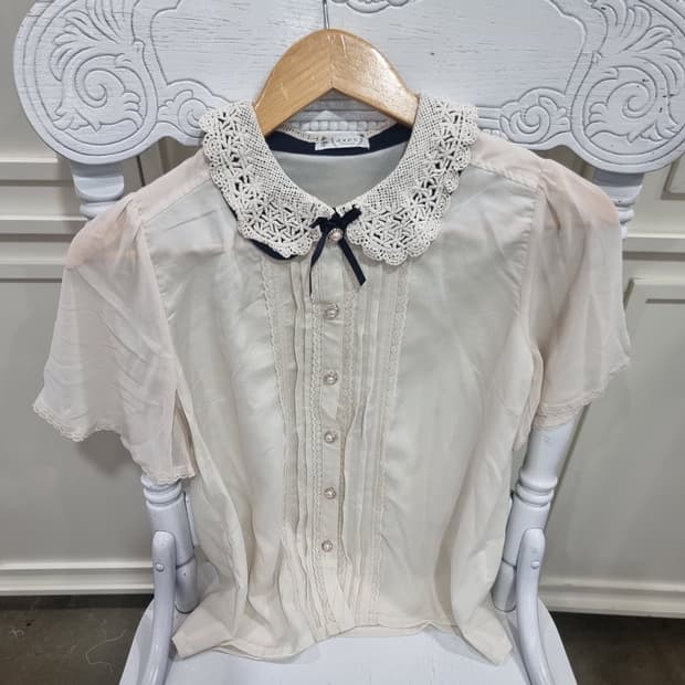 axes femme(엑시즈팜) 크로셰 레이스 카라 쉬폰 블라우스