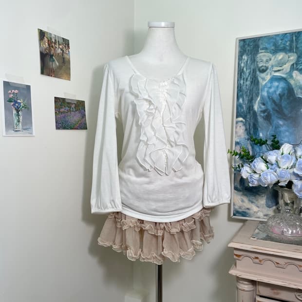 white ruffle point puff sleeve top
