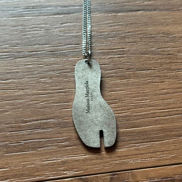 마르지엘라 타비 목걸이입니다.