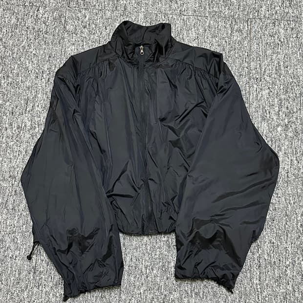 아모멘토 바람막이