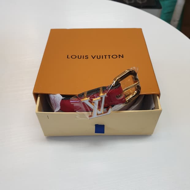 루이비통 여성 화이트 버클 레드 벨트