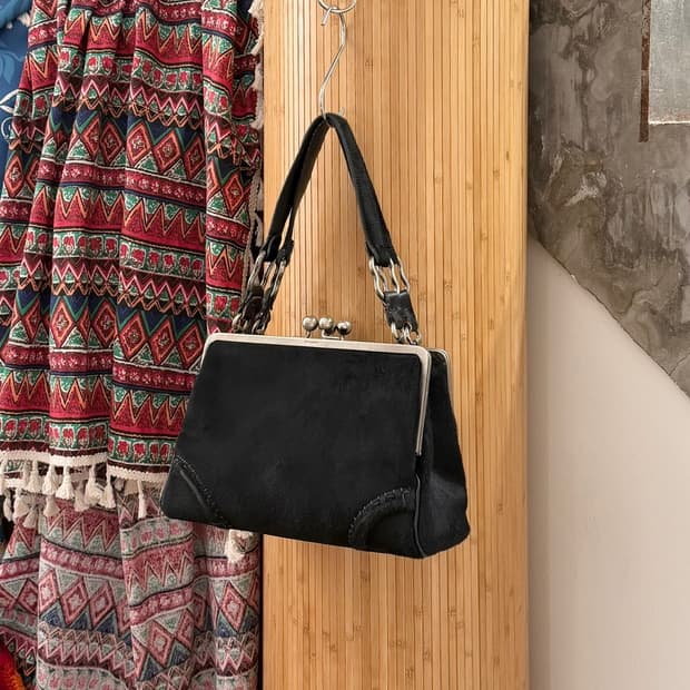 버버리 블랙 헤어칼프 볼 클로저 숏 스트랩 숄더백