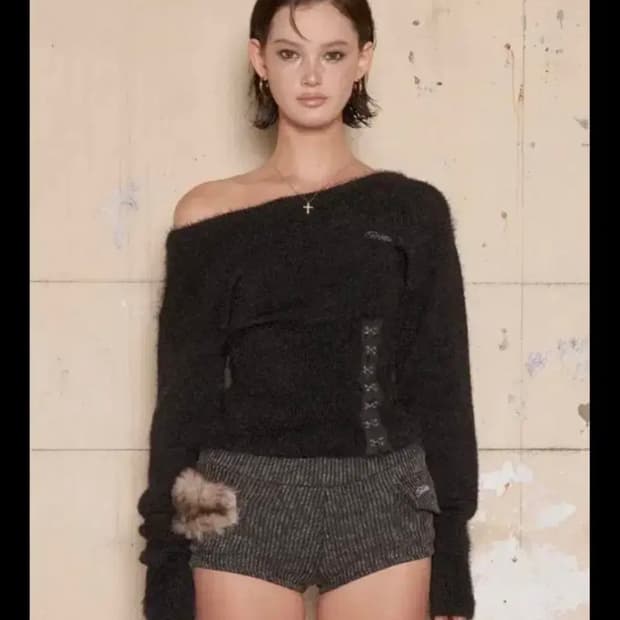 힐다 HILLDA 플러피 코르셋 원숄더 니트 블랙