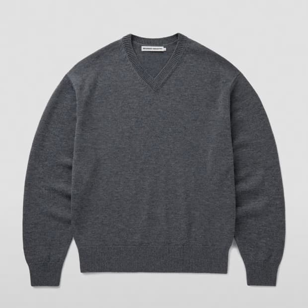 [M] 브랜디드 브이넥 니트 차콜 클라우드 슈퍼 파인