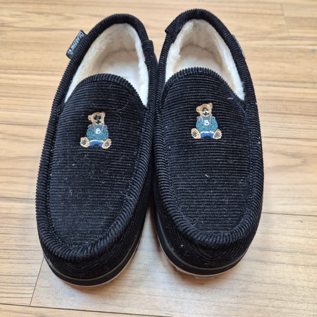 귀여운 곰돌이 자수가 있는 베어파우 털 슬리퍼입니다. 코듀로이 재질이라 