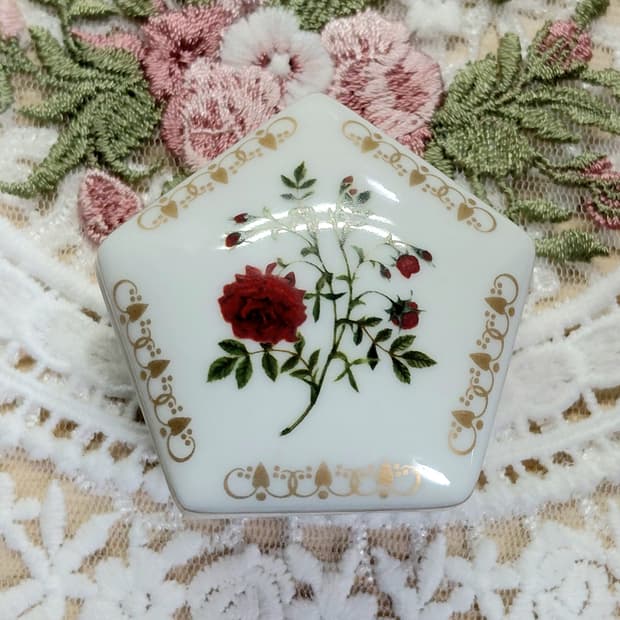 Vintage) 빈티지 로즈 문양 펜타곤 쉐입 화이트 도자기 소품함