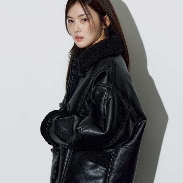 헬레네파리스 오버핏 레더 토글 버튼 무스탕 [블랙]