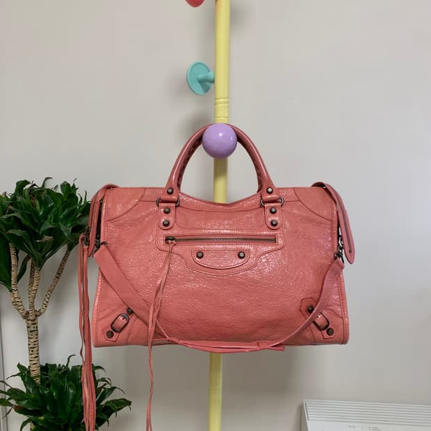 발렌시아가 클래식 모터백 밀크핑크