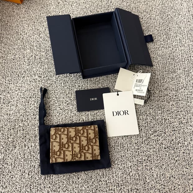 디올 신형 비지니스 카드지갑