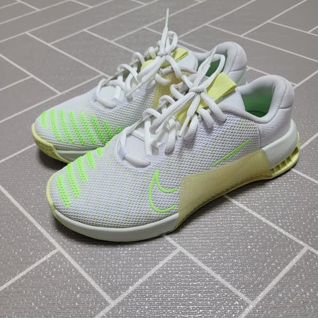 1회착) 나이키 메트콘 9 화이트 루미너스 그린 235