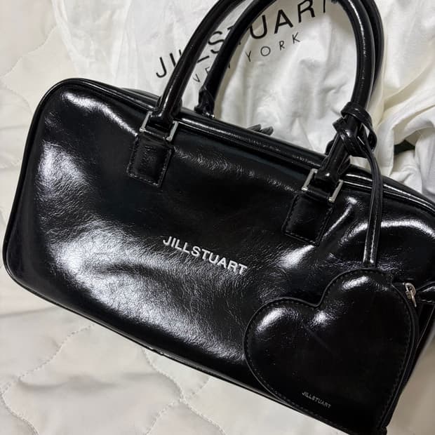 질스튜어트 하트참 토트백 - 블랙 (S)