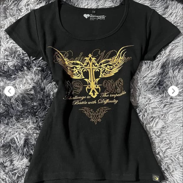 Gothic Crest Graphic Tee 고딕 그래픽 반팔티