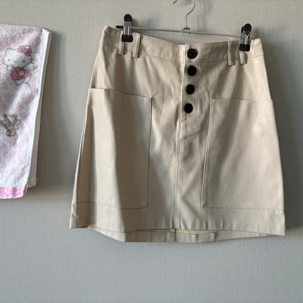 화이트 베이지 단추 디테일 가죽 치마