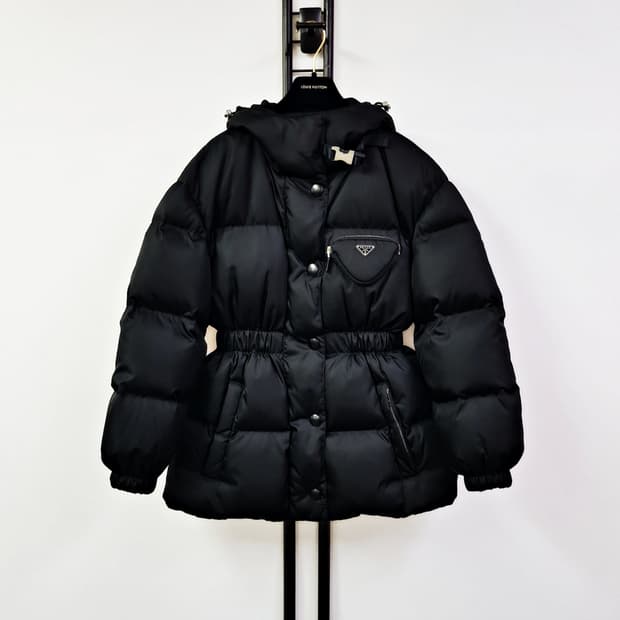 프라다 리나일론 삼각로고 버클 후드 다운 패딩 29Y966