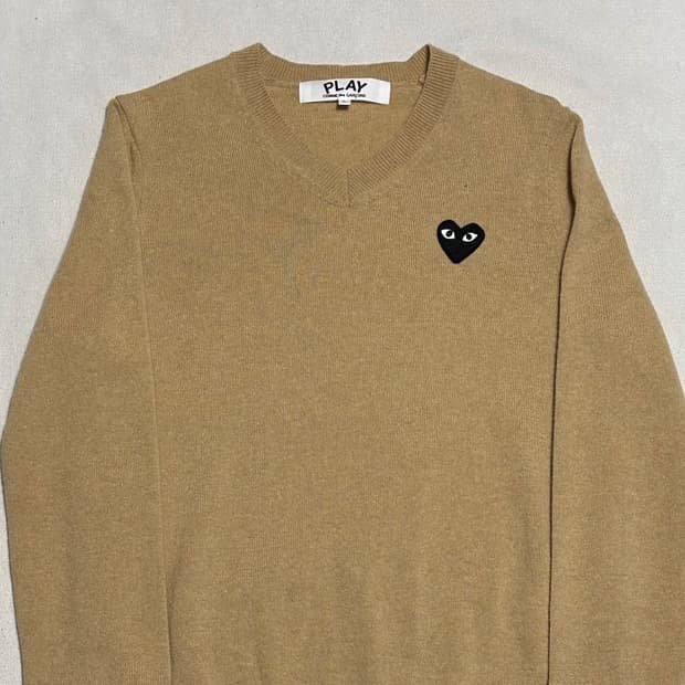 L 꼼데가르송 여성용 블랙하트와펜 베이지 울 브이넥 니트
