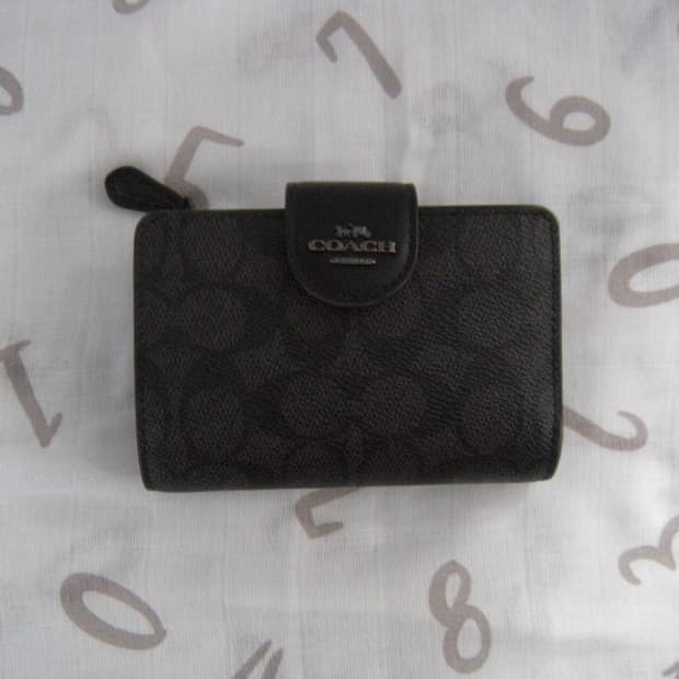 코치 시그니처 캔버스 미디움 코너 집 월렛 실버 그레파이트 블랙