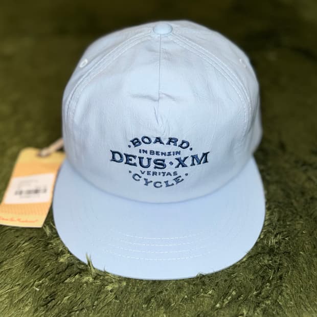 DEUS 데우스 엑스 마키나 보드 앤 사이클 자수 로고 캡 블루