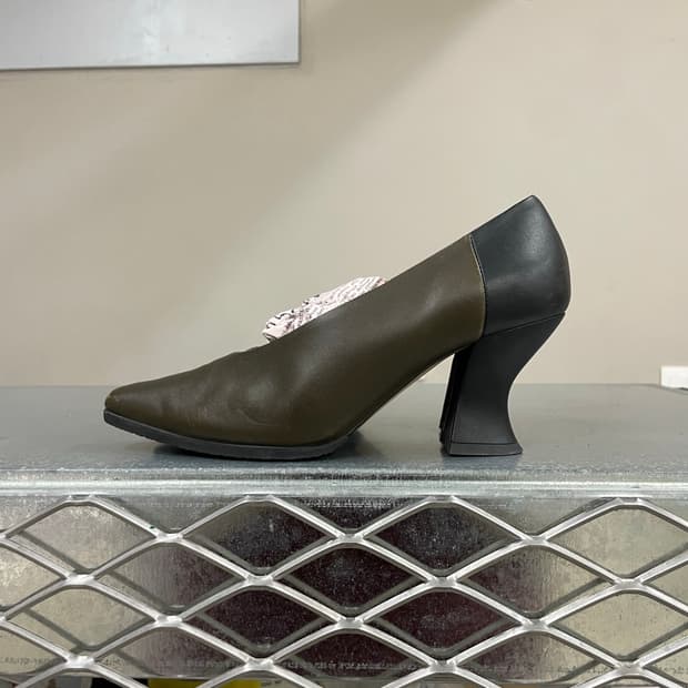 보테가 베네타 투톤 펌프스 올리브 블랙 35.5