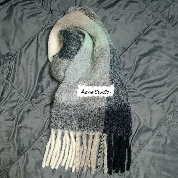 Acne Studios 모헤어 체크 머플러