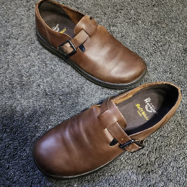 닥터마틴 패트리샤 브라운 색상