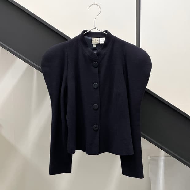 크리지아 라운드 숄더 패드 자켓