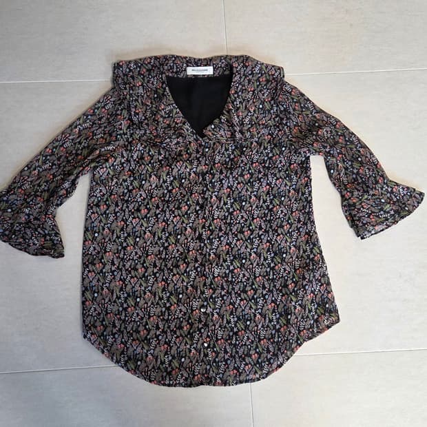 모조에스핀 프릴 쉬폰 블라우스