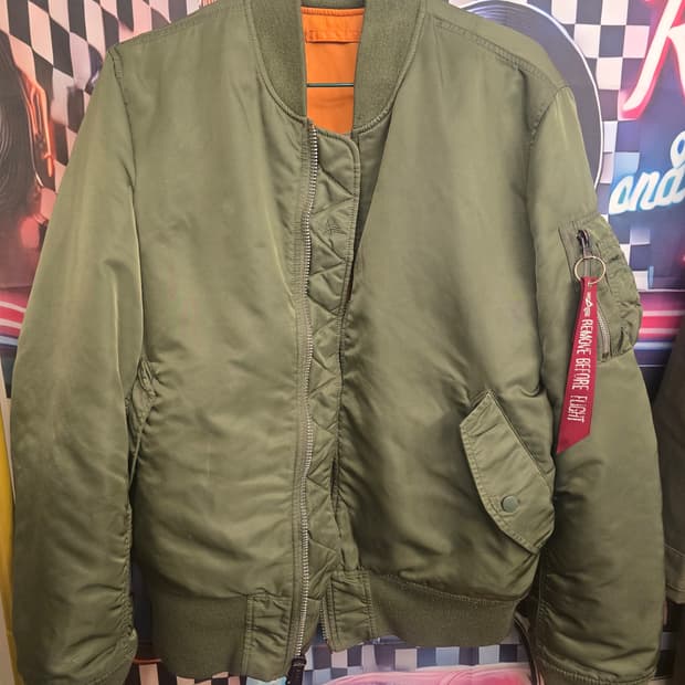 알파 인더스트리(Alpha Industries)MA-1 플라이트 재킷