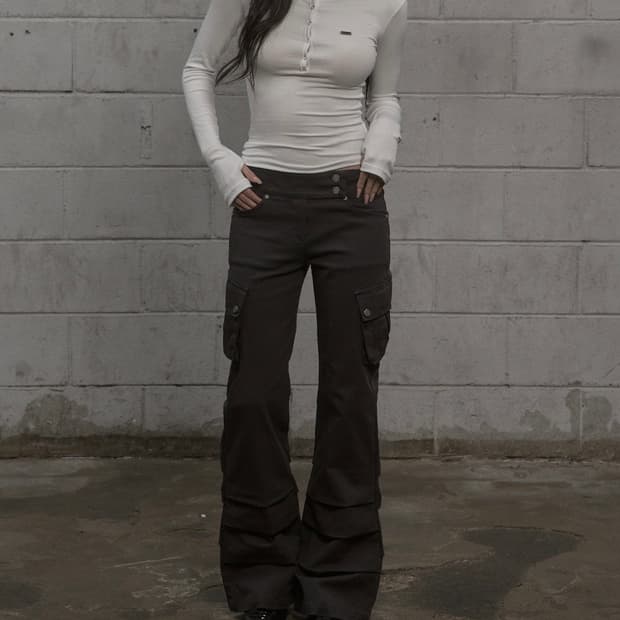 카키포인트 Cargo Shirring Bootcut Pants