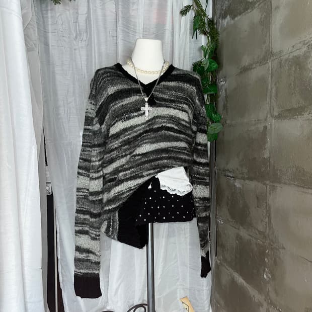 고스펑크 브이넥 단가라 니트