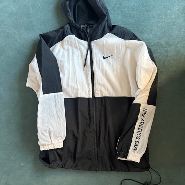 나이키 애슬레틱스 바람막이