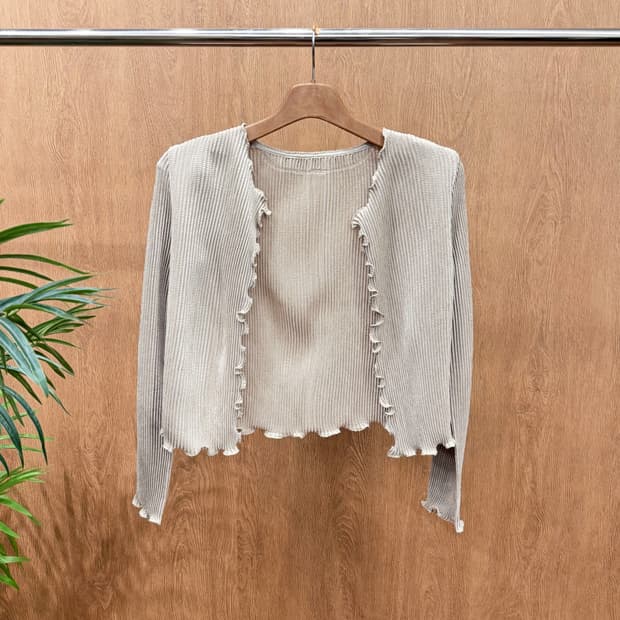 스피치오 크롭 가디건 플리츠 오픈형 웨이브 컷 내추럴 프릴 디테일 베이지