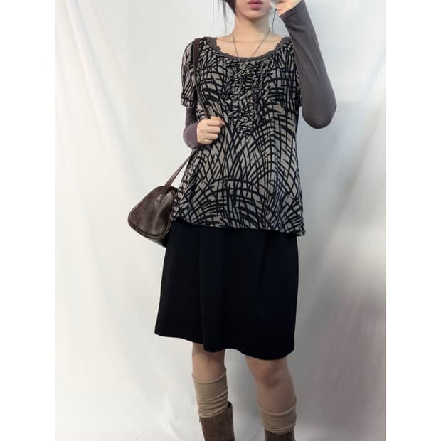 프릴 넥 패턴 디테일 탑
